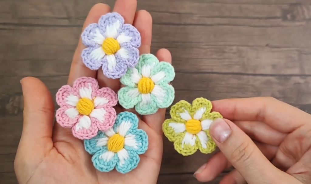 Beautiful Mini Crochet Flower Pattern & Floral