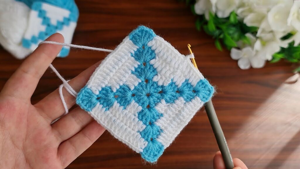 Beautiful and easy crochet square tutorial