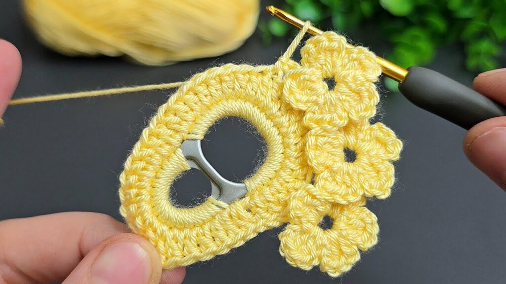 How To Crochet Flower Keychain Pattern