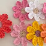 Super easy to make crochet daisies